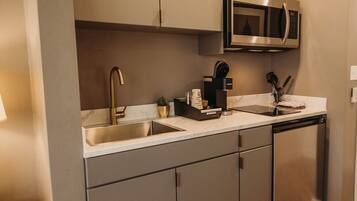 Een magnetron, een kookplaat, een koffiezetapparaat/waterkoker