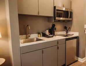 Micro-ondes, plaque de cuisson, cafetière/bouilloire