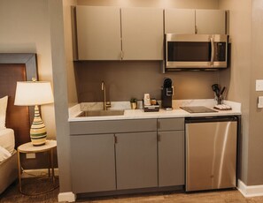 Mikroaaltouuni, liesi, kahvin-/teenkeitin