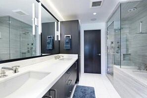 Ducha, bañera de hidromasaje, secador de pelo y toallas