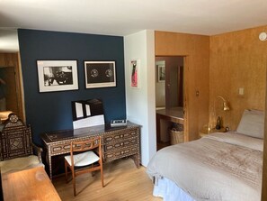 6 bedrooms, desk, iron/ironing board, free WiFi - Mid-Century Modern "House of Sky"-- Richard Neutra Home in Missoula (Missoula)