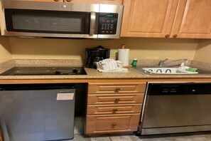 Frigorifero, microonde, forno, piano cottura