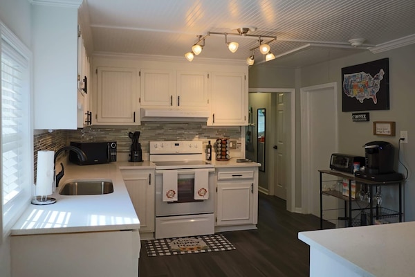 Køleskab, mikrobølgeovn, ovn, kogeplade