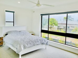 4 chambres, bureau, fer et planche à repasser, draps fournis