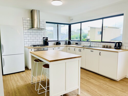 6 Lake st, 4 bedroom , 3 bathroom, 4 toilets, kitchen upstairs and downstairs