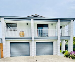 Exterior - 6 Lake st, 4 bedroom , 3 bathroom, 4 toilets, kitchen upstairs and downstairs (Lakes Entrance)