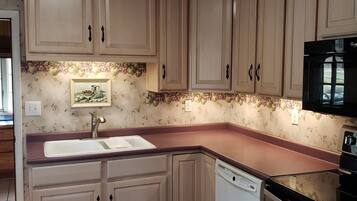 冰箱、微波炉、烤箱、炉灶