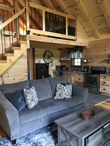 Private 2 bedroom Cabin with Large Covered Deck