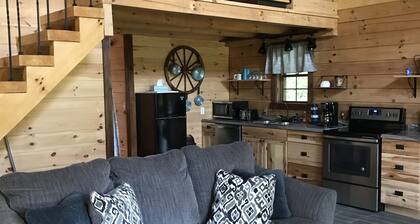 Private 2 bedroom Cabin with Large Covered Deck