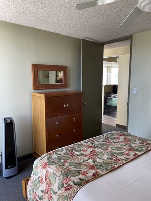 1 bedroom, desk, WiFi