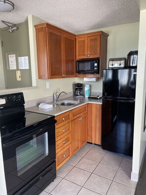 Refrigerador, microondas, horno, placa de cocina