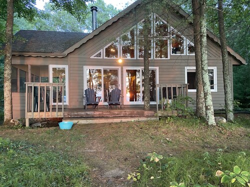 Northwoods lakeside family-friendly cabin.  Amazing sunsets!  Nice sandy beach.