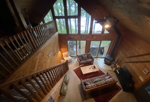 Älytelevisio, DVD-soitin, kirjoja, musiikkikirjasto