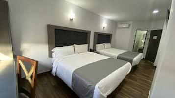 Habitació doble estàndard, 2 llits dobles | Roba de llit d'alta qualitat i cobrellits