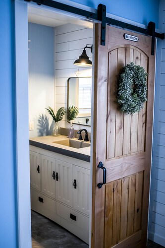 GORGEOUS Remodeled South Beach Cottage - 2 blocks from the shore!