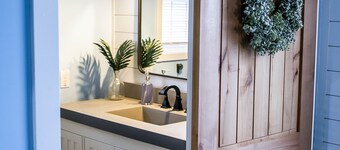 GORGEOUS Remodeled South Beach Cottage - 2 blocks from the shore!