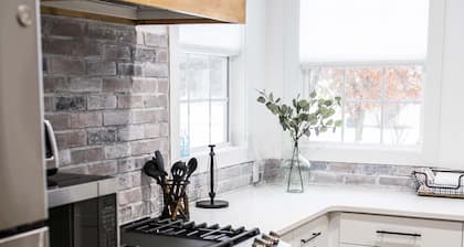 GORGEOUS Remodeled South Beach Cottage - 2 blocks from the shore!