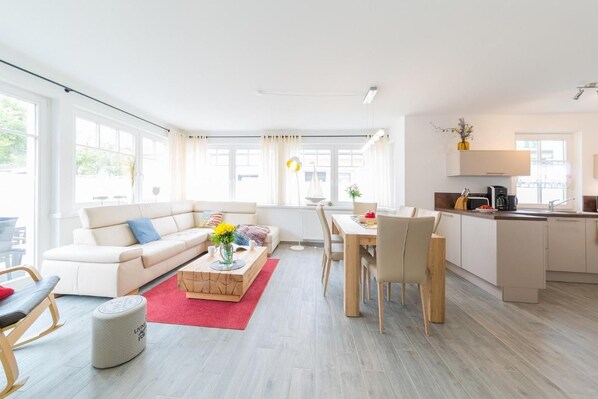 Ein modernes Apartment mit Wohnbereich, Essbereich und Küche.