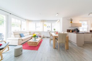 Fernseher, Kamin, Stereoanlage
