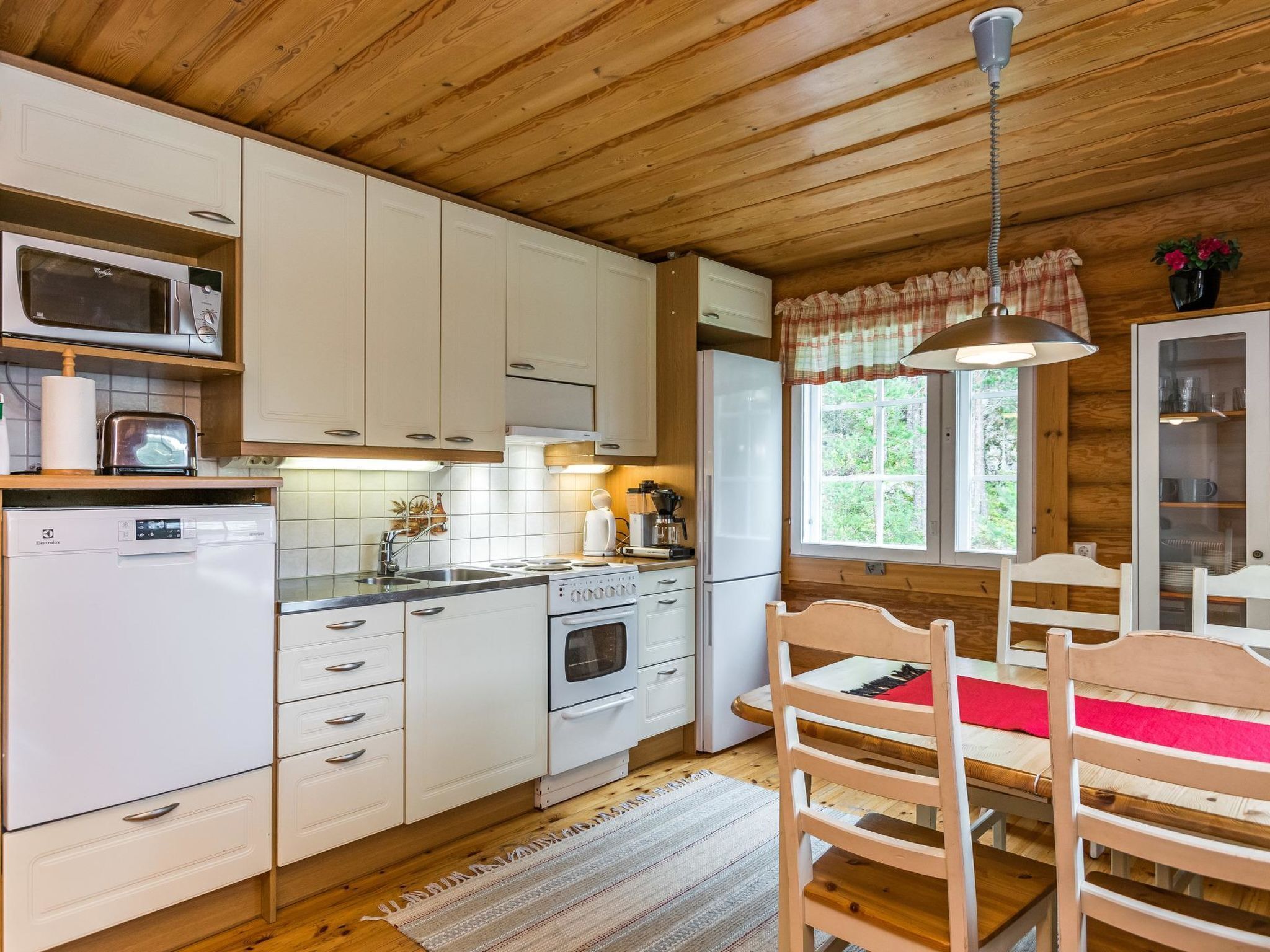 Kühlschrank, Mikrowelle, Geschirrspüler, Kochgeschirr/Geschirr/Besteck