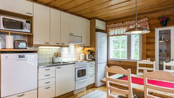 Kühlschrank, Mikrowelle, Geschirrspüler, Kochgeschirr/Geschirr/Besteck