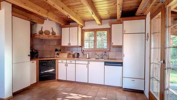 Four, lave-vaisselle, chaise haute