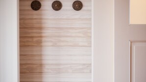 Eine Holzwand mit drei runden Wanddekorationen.