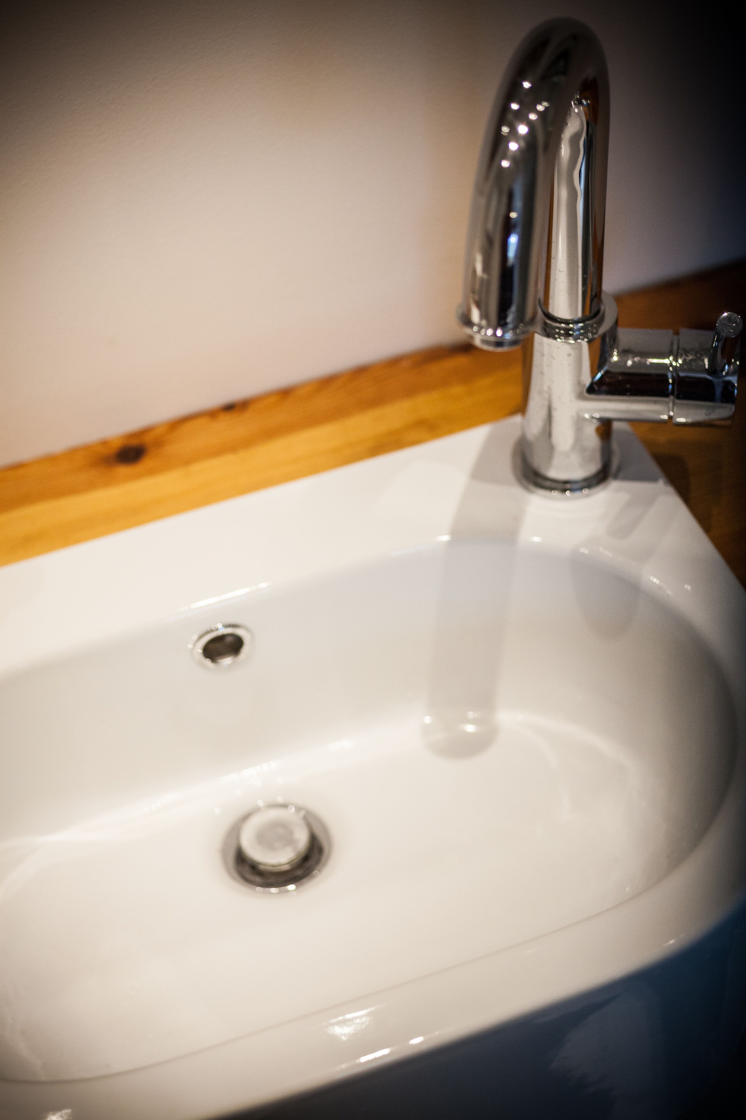 Douche, sèche-cheveux, serviettes fournies