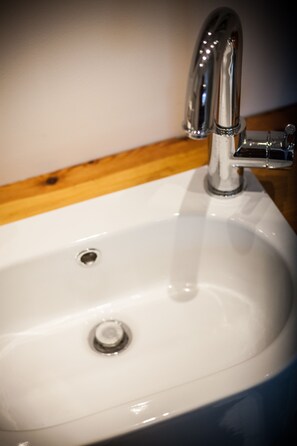 Dusj, hårføner og håndklær