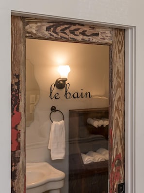 Dusch, hårtork och handdukar