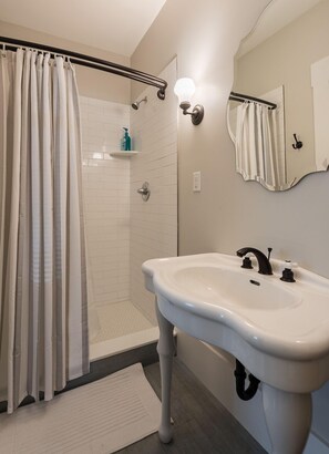 Douche, sèche-cheveux, serviettes fournies