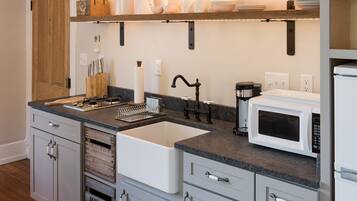 Coffee/tea maker, fridge, microwave, stovetop