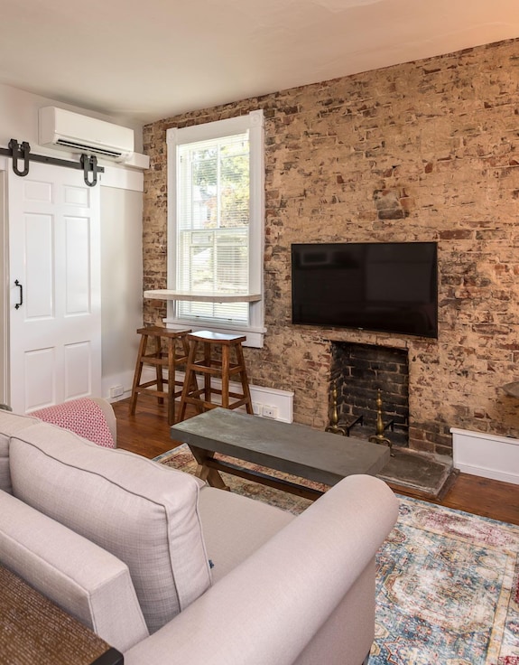 French Cottage Luxury Apartment | Perfect For Extended Stays In Downtown Belmont - Charlottesville, VA