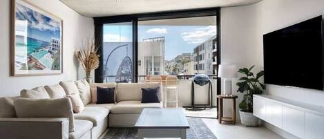 Una televisión, servicios de streaming, una oficina