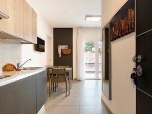 Micro-ondes, lave-vaisselle, chaise haute