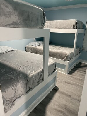 3 bedrooms, internet, bed sheets