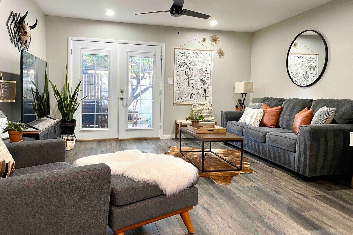 Steps to OldTown! Cute 2bdrm w/Patio, Pool,Parking