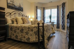 3 bedrooms, desk, iron/ironing board, travel cot - First Floor Condo With Lake View (Myrtle Beach)