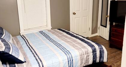 Cozy Apt downtown Lansing next to Lugnuts Stadium