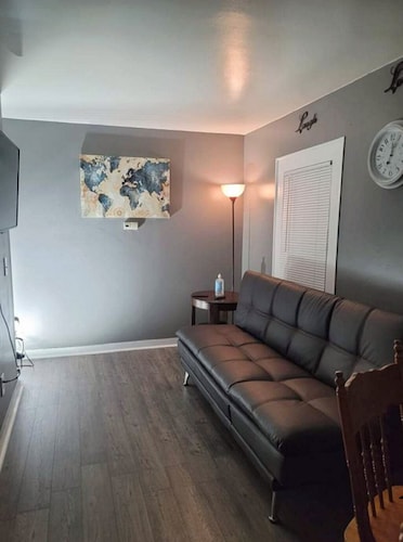 Cozy Apt downtown Lansing next to Lugnuts Stadium