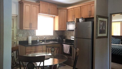 2 Bedroom 1 Bath Near Hospital and Shopping and Beach