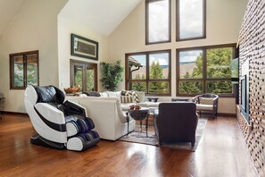 Télévision, cheminée, chaîne hi-fi, espaces bureaux