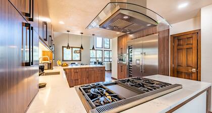 Arrowhead Luxury Chalet - Private Hot Tub & Grill on Deck - Amenities access