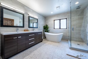 Combined shower/tub, hair dryer, towels - Arrowhead Luxury Chalet - Private Hot Tub & Grill on Deck - Amenities access (Edwards)