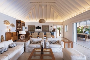 Fernseher, Bücher, Stereoanlage