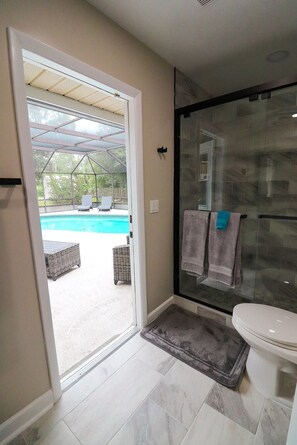 Family House, Ensuite, Pool View (Sandy Toes) | Bathroom
