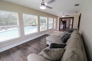 Family House, Ensuite, Pool View (Sandy Toes) | Interior