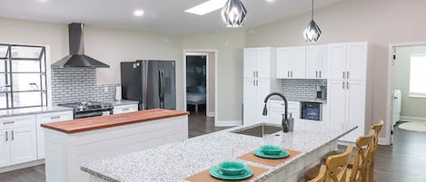 Family House, Ensuite, Pool View (Sandy Toes) | Shared kitchen