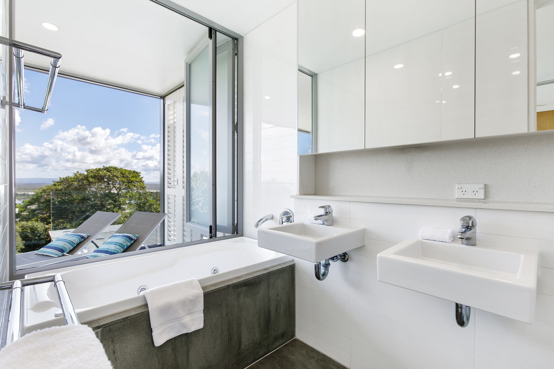 Deluxe Noosa penthouse with 5 star views — image 3