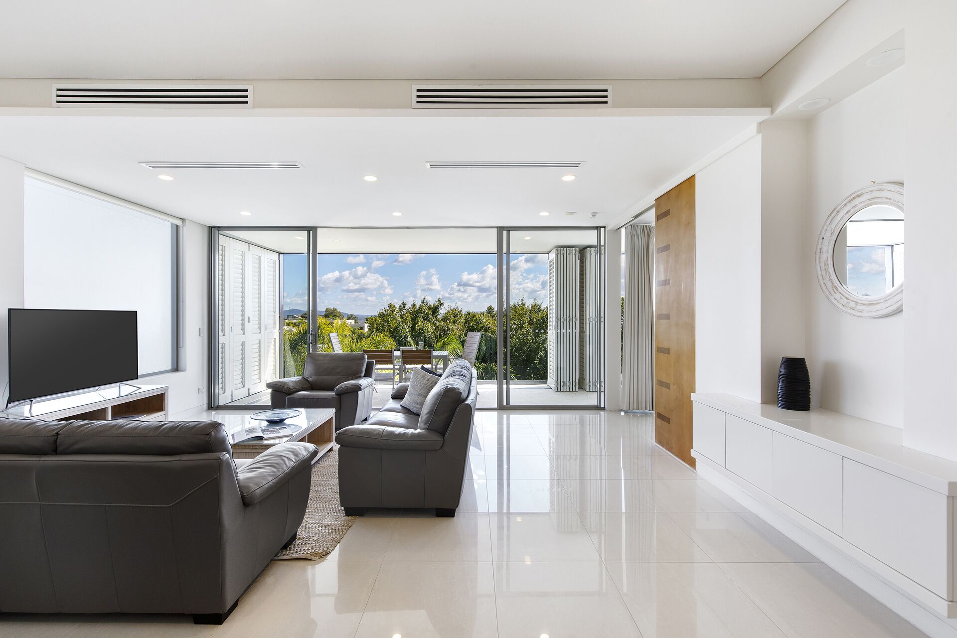 Deluxe Noosa penthouse with 5 star views — image 10